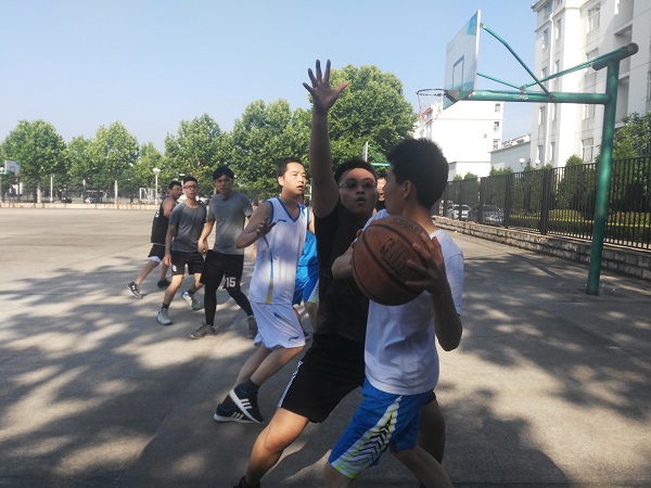 快直播体育
举行欢送2018届毕业生师生篮球赛