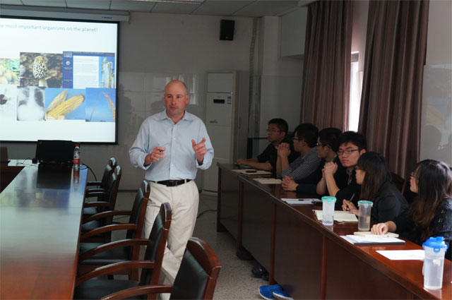 《Mold, Mushroom and Human》讲座在快直播体育
召开