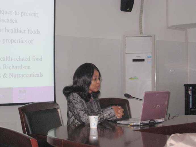 加拿大曼尼托巴大学Trust Beta教授和浙江大学包劲松教授应邀来快直播体育
讲学