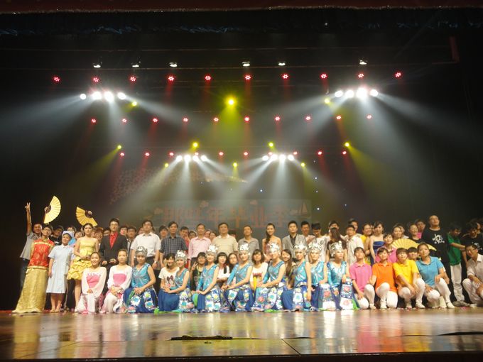 快直播体育
隆重举行“那些年 毕业季”送2008级毕业生晚会