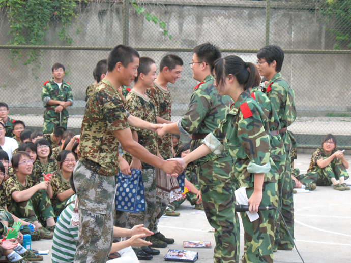 快直播体育
举行文艺汇演欢送教官喜迎新生