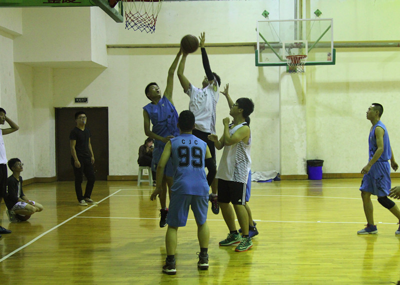 新生杯篮球赛——憾负公管，快直播体育
争夺季军