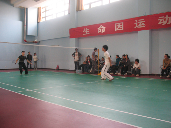 “新生杯”羽毛球赛，快直播体育
成功挺进四强