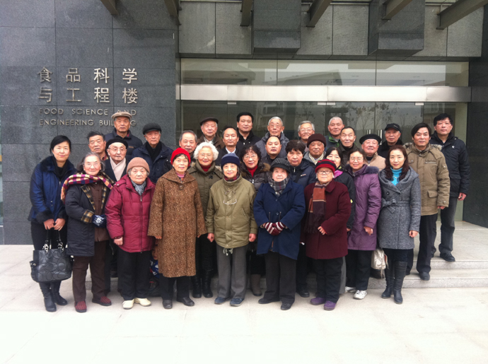 快直播体育
退休老领导、老教师参观食品科学与工程楼