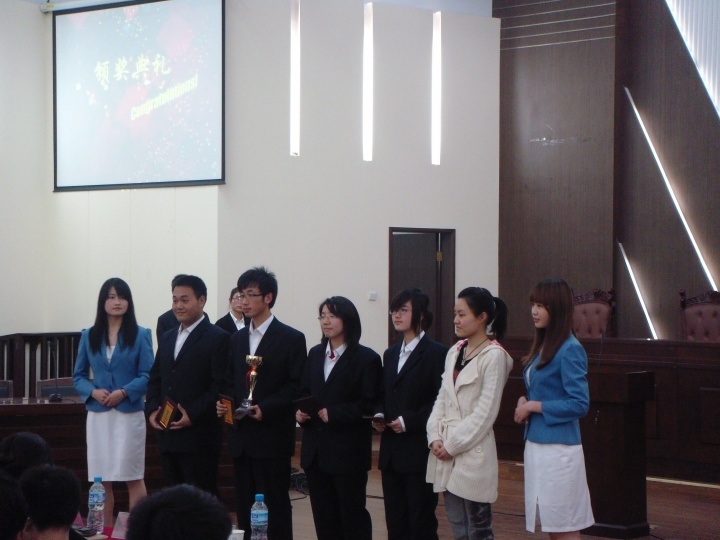 快直播体育
参加“模拟两会”荣获第三