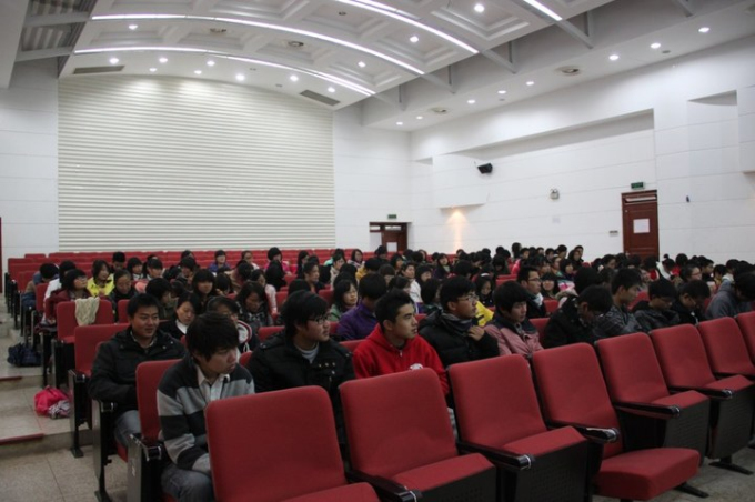 快直播体育
成功举办杰出校友报告会