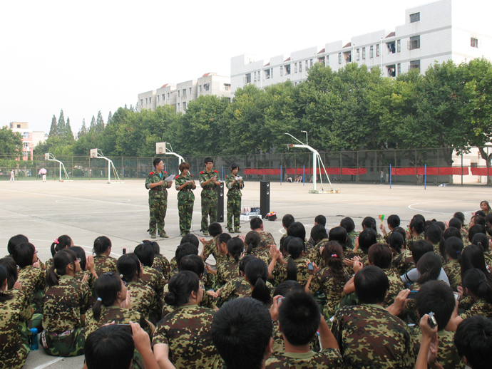 快直播体育
举行文艺汇演欢送教官喜迎新生