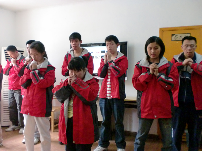 奉献无价 爱心无界 ——快直播体育
图书义卖款捐赠仪式