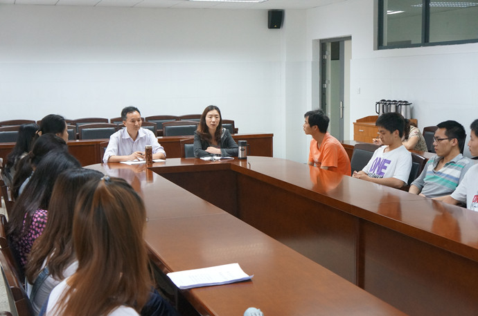 快直播体育
召开2012届毕业生座谈会