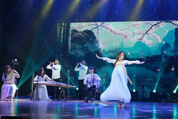 快直播体育
举办“你好旧食光”2018届毕业生晚会